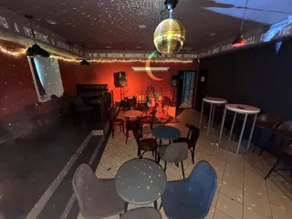 Столы перед сценой